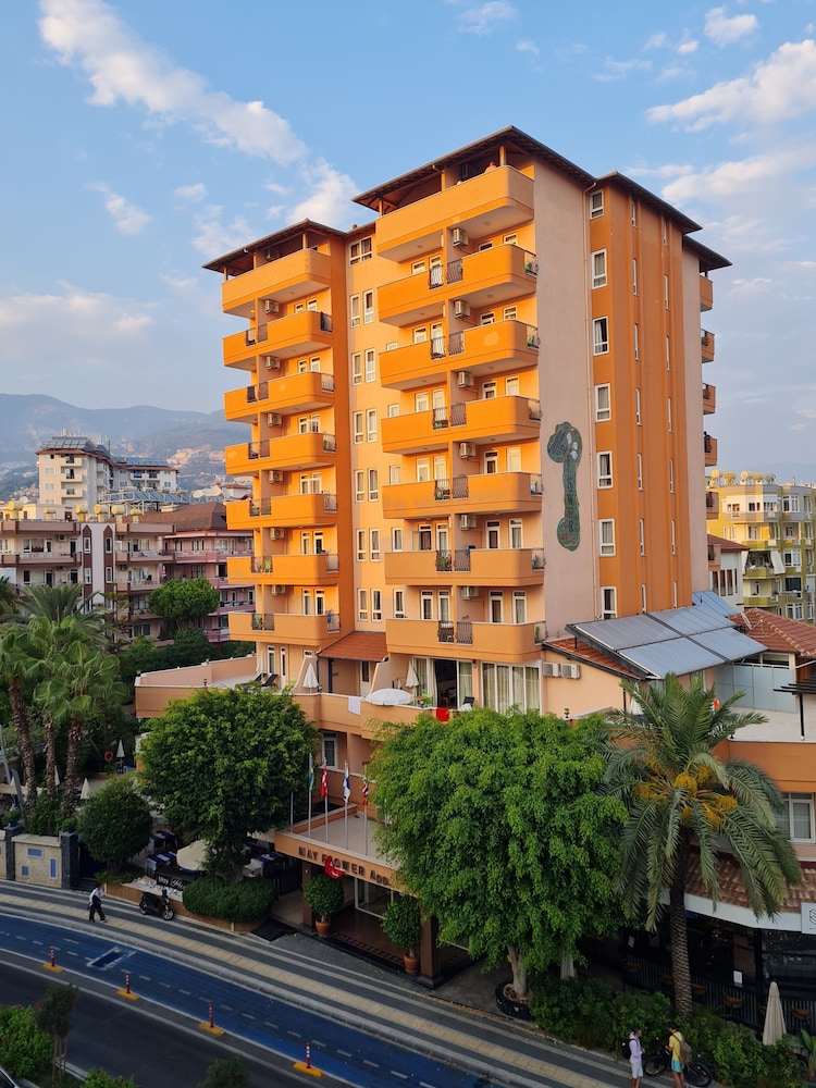 May Flower Apart Hotel — Hotel building in Alanya