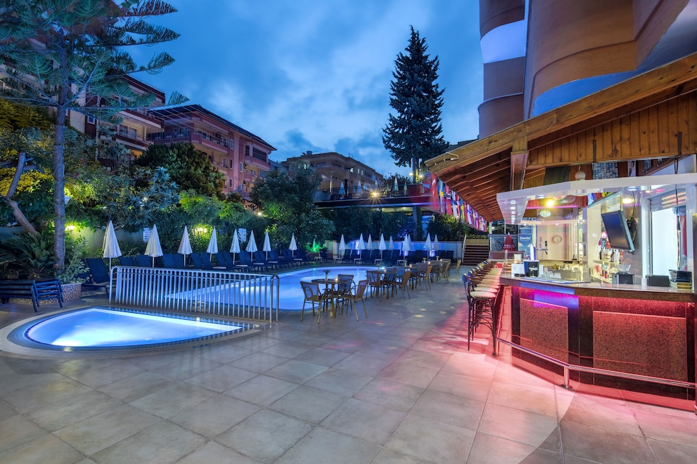 May Flower Apart Hotel — Swimming pool in Alanya