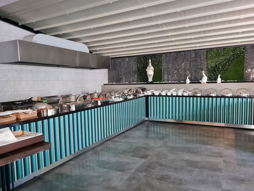 May Flower Apart Hotel — Restaurant & bars in Alanya