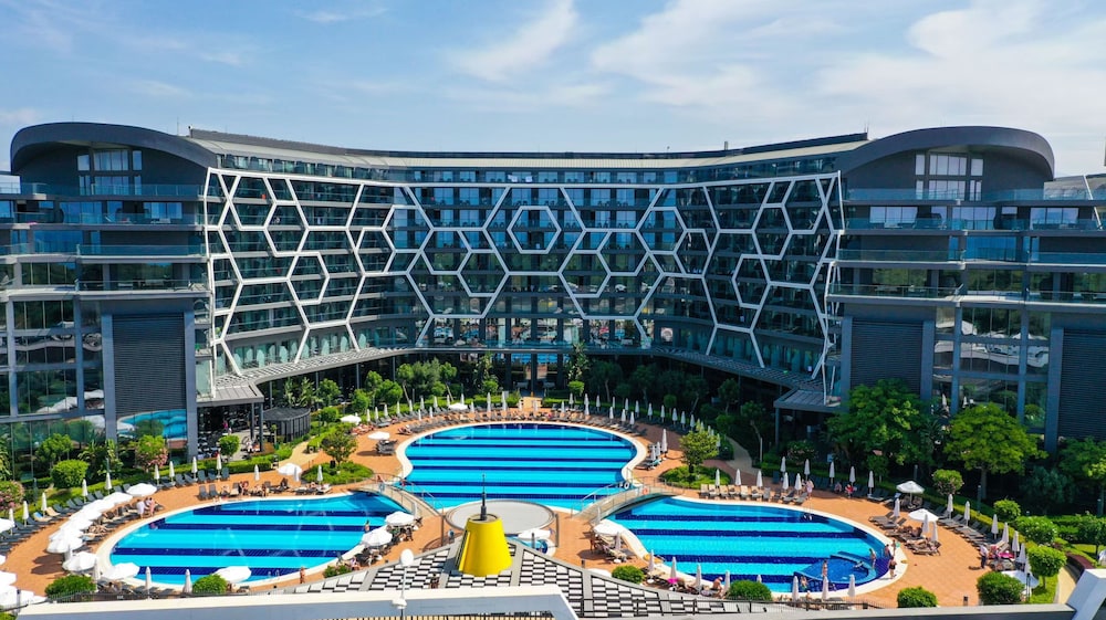 Bosphorus Sorgun Hotel - All Inclusive — Swimming pool in Side