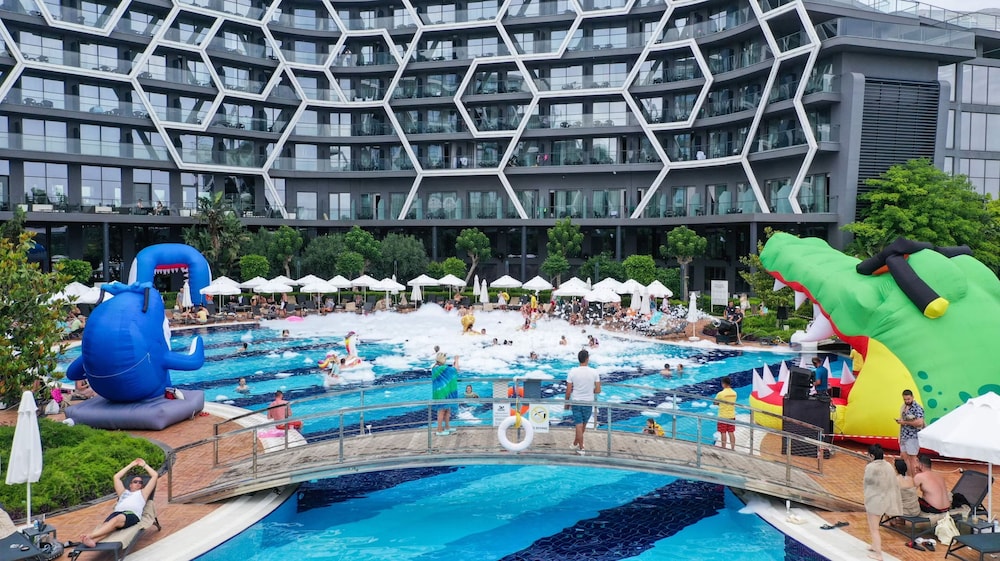 Bosphorus Sorgun Hotel - All Inclusive — Swimming pool in Side